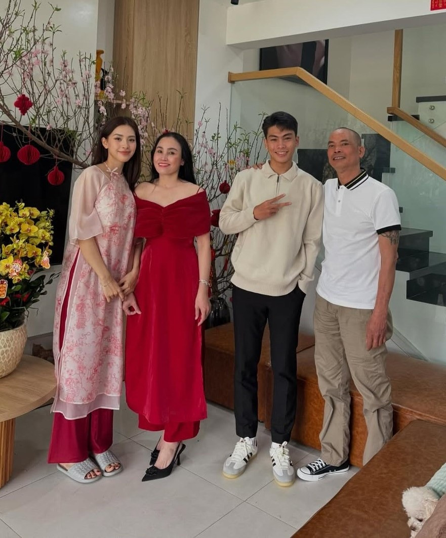 Một số dịp em trai Tiểu Vy xuất hiện trên mạng xã hội của chị gái. Một số dịp em trai Tiểu Vy xuất hiện trên mạng xã hội của chị gái.