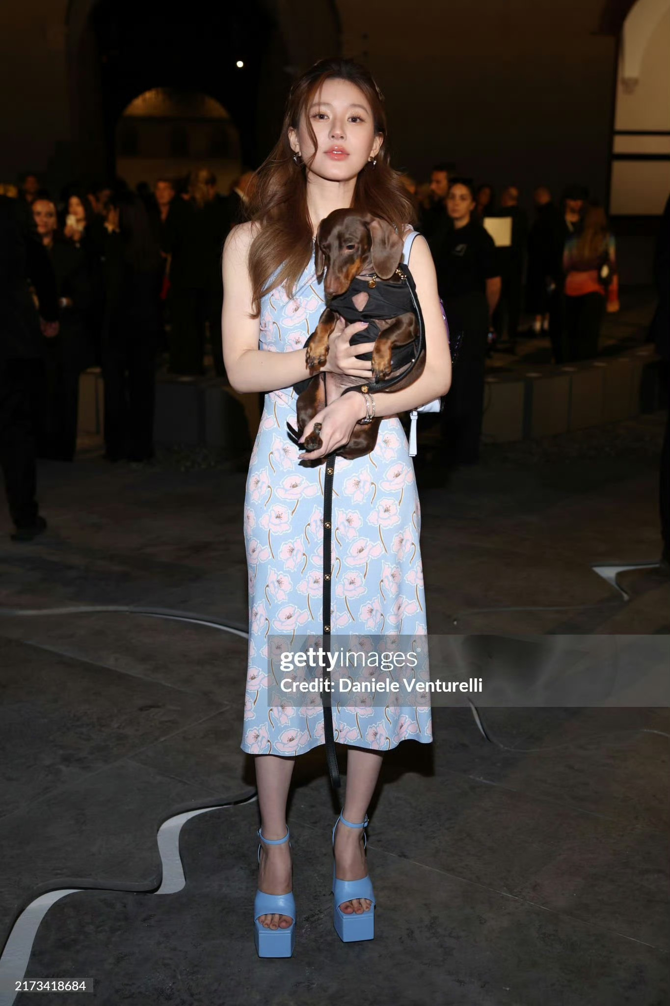 Dưới ống kính Getty, Triệu Lộ Tư bị chê thần thái và cách tạo dáng khi tham dự show thời trang của Versace tại Tuần lễ thời trang Milan.