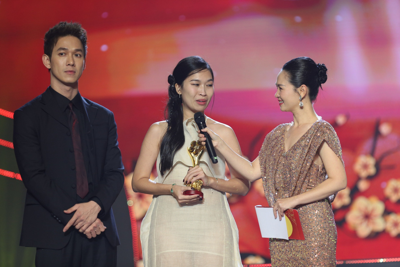 Đại diện hai chương trình ATSH (trái) và ATVNCG phát biểu khi cùng nhận giải Chương trình trên nền tảng số - truyền hình.