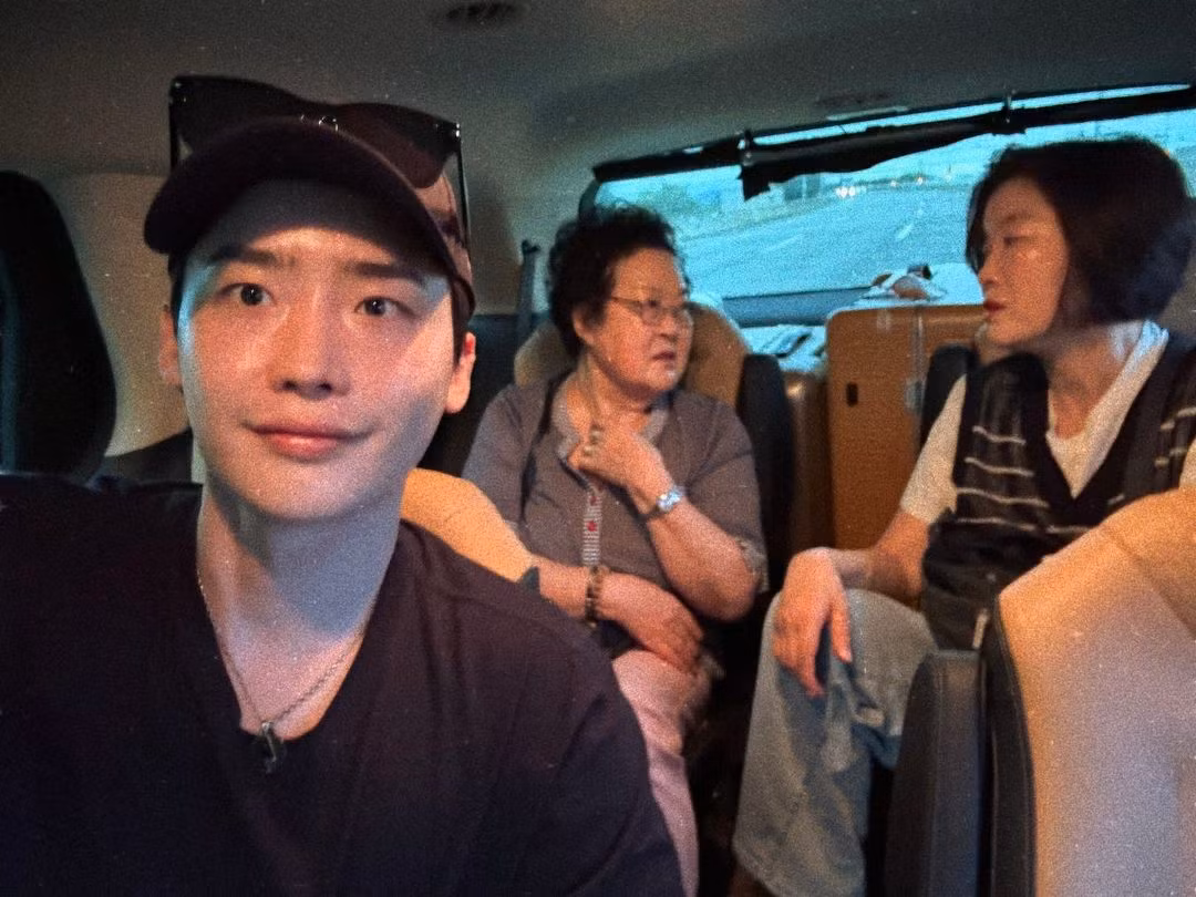 Lee Jong Suk chia sẻ chuyến đi nghỉ dưỡng ở Đà Nẵng lên trang cá nhân. Ảnh: @jongsuk0206.