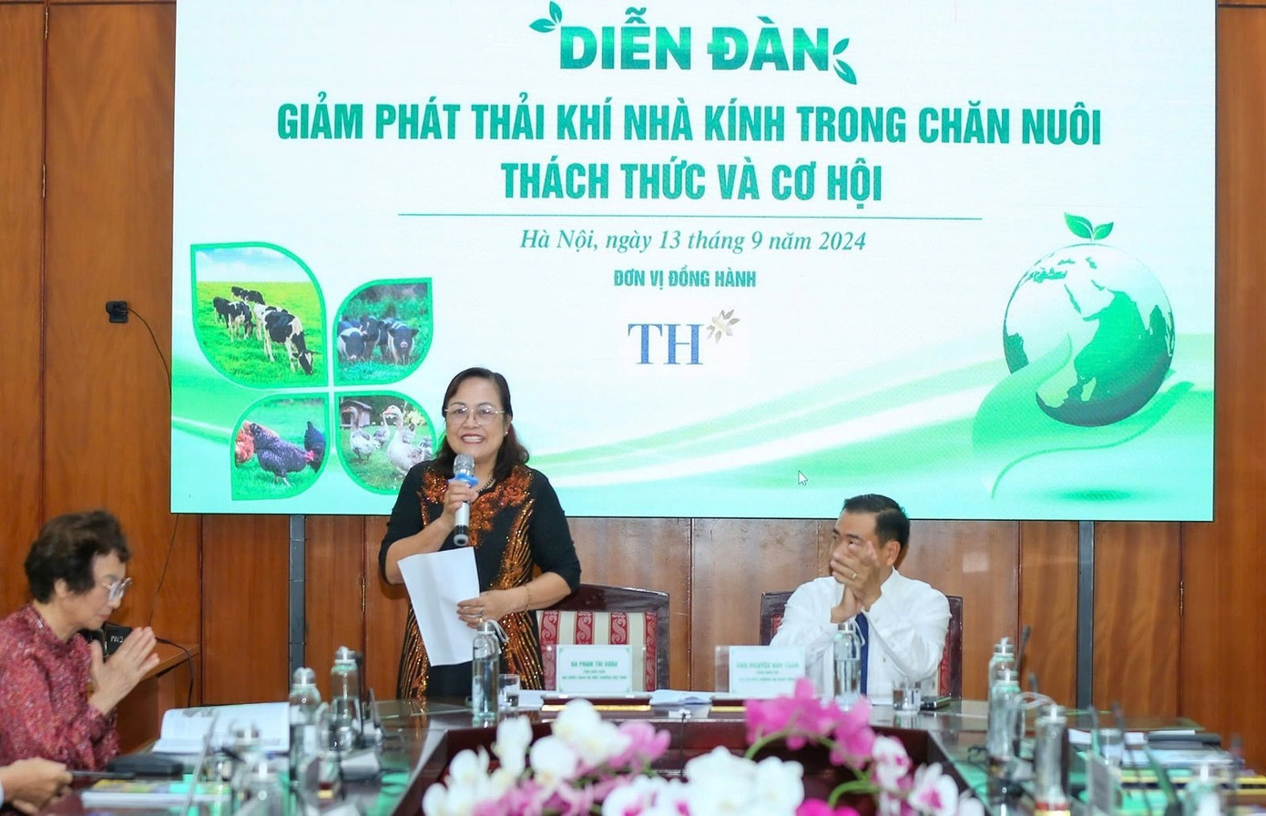 Bà Phạm Thị Xuân – Phó Chủ tịch Phụ trách Hội Nước sạch và Môi trường Việt Nam phát biểu khai mạc Diễn đàn Bà Phạm Thị Xuân – Phó Chủ tịch Phụ trách Hội Nước sạch và Môi trường Việt Nam phát biểu khai mạc Diễn đàn