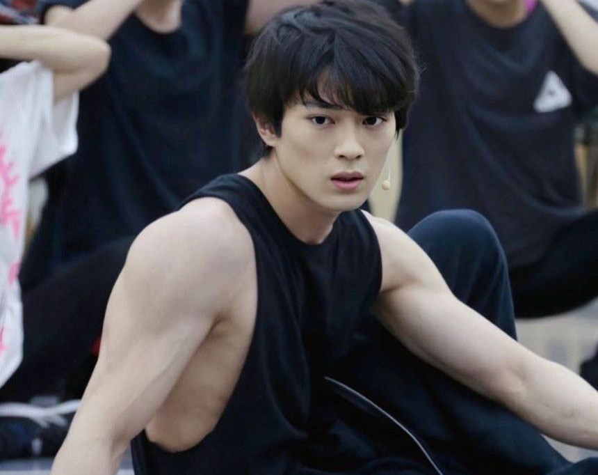 Năm ngoái, công ty tài tử phủ nhận cáo buộc trốn thuế, cư xử thô lỗ với phụ nữ, quan hệ với trẻ vị thành niên… do YouTuber Higashiya Yoshikazu lan truyền. YouTuber này sau đó bị bắt giữ, Mackenyu được giải oan. Nhiều người nổi tiếng từng là nạn nhân bị Higashiya Yoshikazu vu khống, bôi nhọ cũng lấy lại được danh dự.