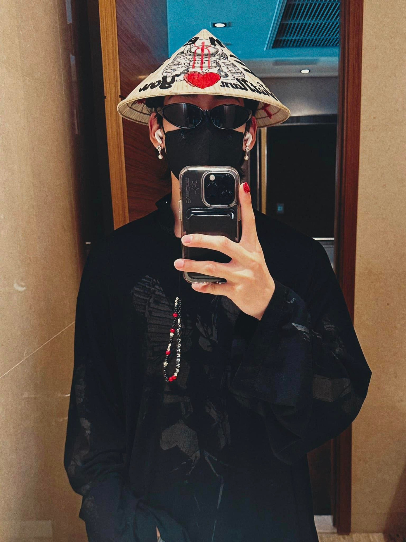 Tại buổi họp báo ngày 20/10, ca sĩ sinh năm 1997 cho biết bản thân có niềm đam mê với ẩm thực Việt: &quot;Tôi từng tới Việt Nam gặp gỡ HLV Park Hang-seo. Tôi được HLV đưa đến nhà hàng và thực sự ấn tượng với món ăn, nhà hàng Việt Nam&quot; – nam ca sĩ chia sẻ. Bên cạnh đó, BamBam tiết lộ anh muốn thử nhiều món ăn khác ngoài phở như hột vịt lộn, trứng cuốc…