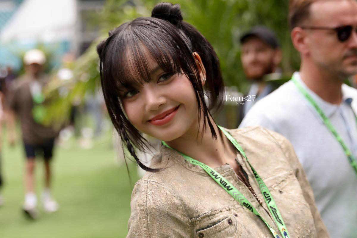 Cách đó một ngày, Lisa công khai sánh đôi cùng bạn trai tỷ phú Frédéric Arnault - CEO của Đồng hồ LVMH. Kể từ khi yêu Arnault, cô tích cực tham gia các sự kiện thuộc tập đoàn LVMH. Cách đó một ngày, Lisa công khai sánh đôi cùng bạn trai tỷ phú Frédéric Arnault - CEO của Đồng hồ LVMH. Kể từ khi yêu Arnault, cô tích cực tham gia các sự kiện thuộc tập đoàn LVMH.