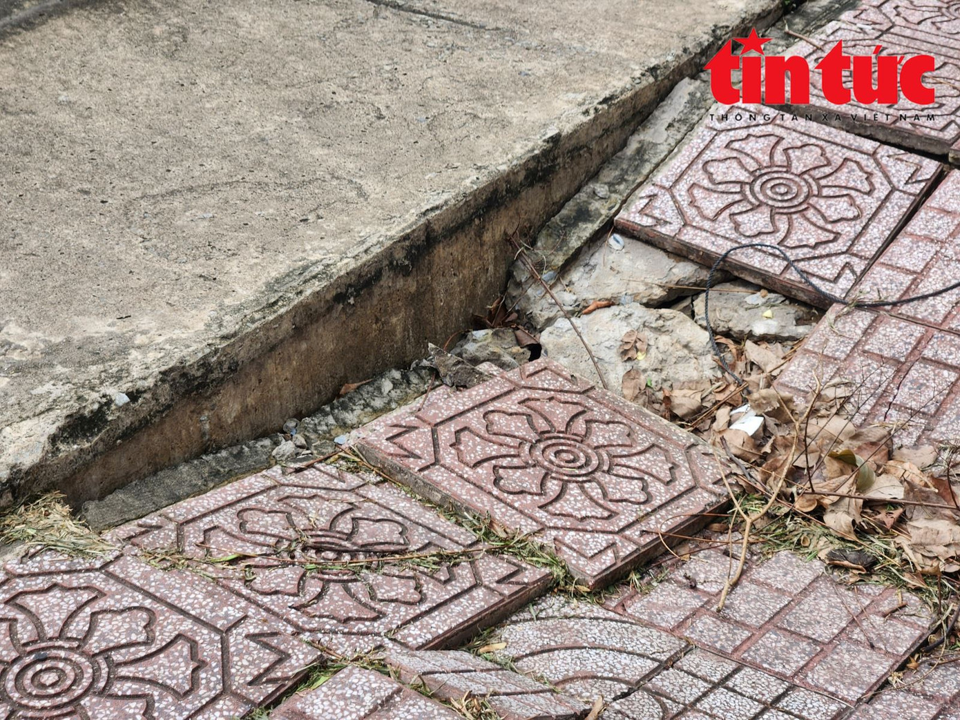 Hiện trường sụt lún bất thường vỉa hè kênh Nhiêu Lộc - Thị Nghè. Hiện trường sụt lún bất thường vỉa hè kênh Nhiêu Lộc - Thị Nghè.