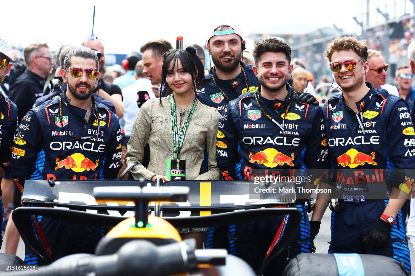 Người đẹp gốc Thái Lan chụp ảnh cùng đội đua Oracle Red Bull Racing. Ảnh: Getty. Người đẹp gốc Thái Lan chụp ảnh cùng đội đua Oracle Red Bull Racing. Ảnh: Getty.