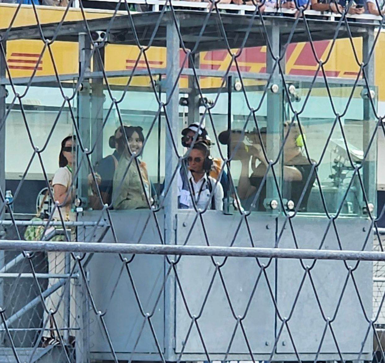 Không đơn giản chỉ đi xem giải đấu, Lisa nhận nhiệm vụ đặc biệt là vẫy cờ hiệu thông báo cho các tay đua. Cờ ca-rô đen trắng là dấu hiệu thông báo cuộc đua kết thúc, được vẫy trước khi xe về đích. Nhiều cuộc đấu, lá cờ mang ý nghĩa biểu tượng, được trao cho người chiến thắng ăn mừng, làm kỷ niệm. Theo Koreaboo, vẫy cờ là vinh dự dành riêng cho những nhân vật nổi tiếng. Những sao như David Beckham, Justin Bieber và Tom Holland đã đảm nhận vị trí này trước thành viên BlackPink. Không đơn giản chỉ đi xem giải đấu, Lisa nhận nhiệm vụ đặc biệt là vẫy cờ hiệu thông báo cho các tay đua. Cờ ca-rô đen trắng là dấu hiệu thông báo cuộc đua kết thúc, được vẫy trước khi xe về đích. Nhiều cuộc đấu, lá cờ mang ý nghĩa biểu tượng, được trao cho người chiến thắng ăn mừng, làm kỷ niệm. Theo Koreaboo, vẫy cờ là vinh dự dành riêng cho những nhân vật nổi tiếng. Những sao như David Beckham, Justin Bieber và Tom Holland đã đảm nhận vị trí này trước thành viên BlackPink.