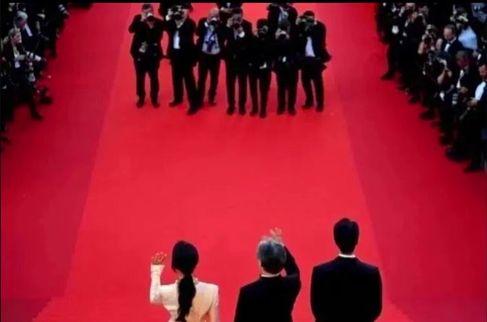 Thang Duy được săn đón ở Cannes. Thang Duy được săn đón ở Cannes.