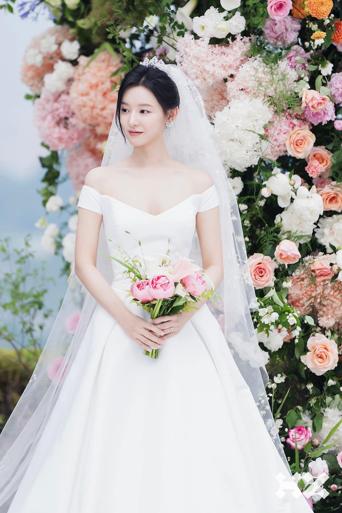 Kim Ji Won đang là diễn viên hot nhất Hàn Quốc thời điểm này với vai chính trong Queen of tears (Nữ hoàng nước mắt). Bộ phim gây tiếng vang tại nhiều quốc gia châu Á, trong đó có Việt Nam. Theo Nielsen Korea, tập 6 đạt rating trung bình toàn quốc là 14,1%, đánh dấu kỷ lục cá nhân mới cho bộ phim ăn khách này. Bên cạnh đó, tác phẩm còn càn quét hai vị trí dẫn đầu trong danh sách dàn diễn viên phim truyền hình gây tiếng vang nhất, Kim Ji Won và Kim Soo Hyun lần lượt xếp ở vị trí số 1 và số 2. Kim Ji Won đang là diễn viên hot nhất Hàn Quốc thời điểm này với vai chính trong Queen of tears (Nữ hoàng nước mắt). Bộ phim gây tiếng vang tại nhiều quốc gia châu Á, trong đó có Việt Nam. Theo Nielsen Korea, tập 6 đạt rating trung bình toàn quốc là 14,1%, đánh dấu kỷ lục cá nhân mới cho bộ phim ăn khách này. Bên cạnh đó, tác phẩm còn càn quét hai vị trí dẫn đầu trong danh sách dàn diễn viên phim truyền hình gây tiếng vang nhất, Kim Ji Won và Kim Soo Hyun lần lượt xếp ở vị trí số 1 và số 2.