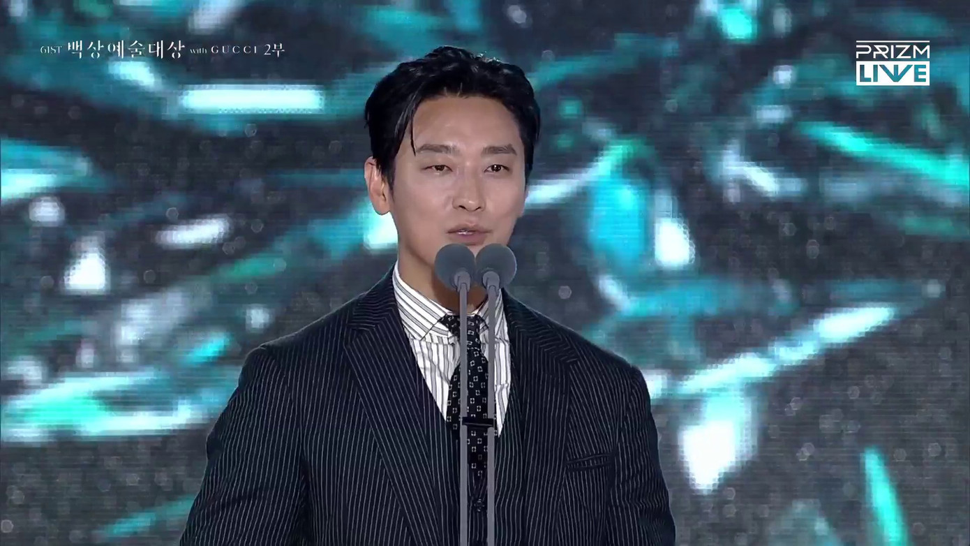 "Thị đế" Ju Ji Hoon (trái) và "thị hậu" Kim Tae Rin thắng giải Nam/nữ diễn viên xuất sắc nhất mục phim truyền hình. "Thị đế" Ju Ji Hoon (trái) và "thị hậu" Kim Tae Rin thắng giải Nam/nữ diễn viên xuất sắc nhất mục phim truyền hình.