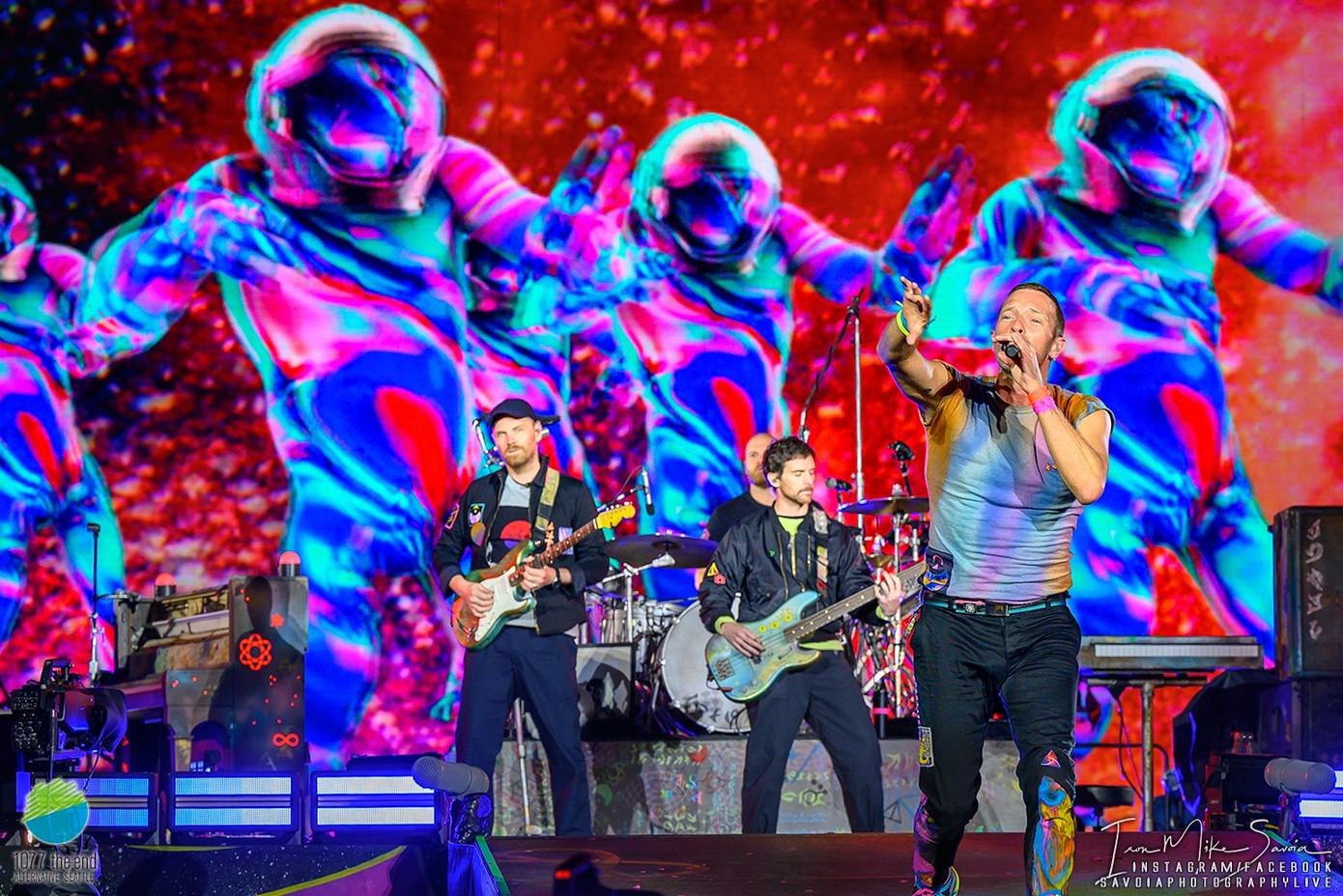 Concert của Coldpaly, Taylor Swift hút lượng khán giả khổng lồ.