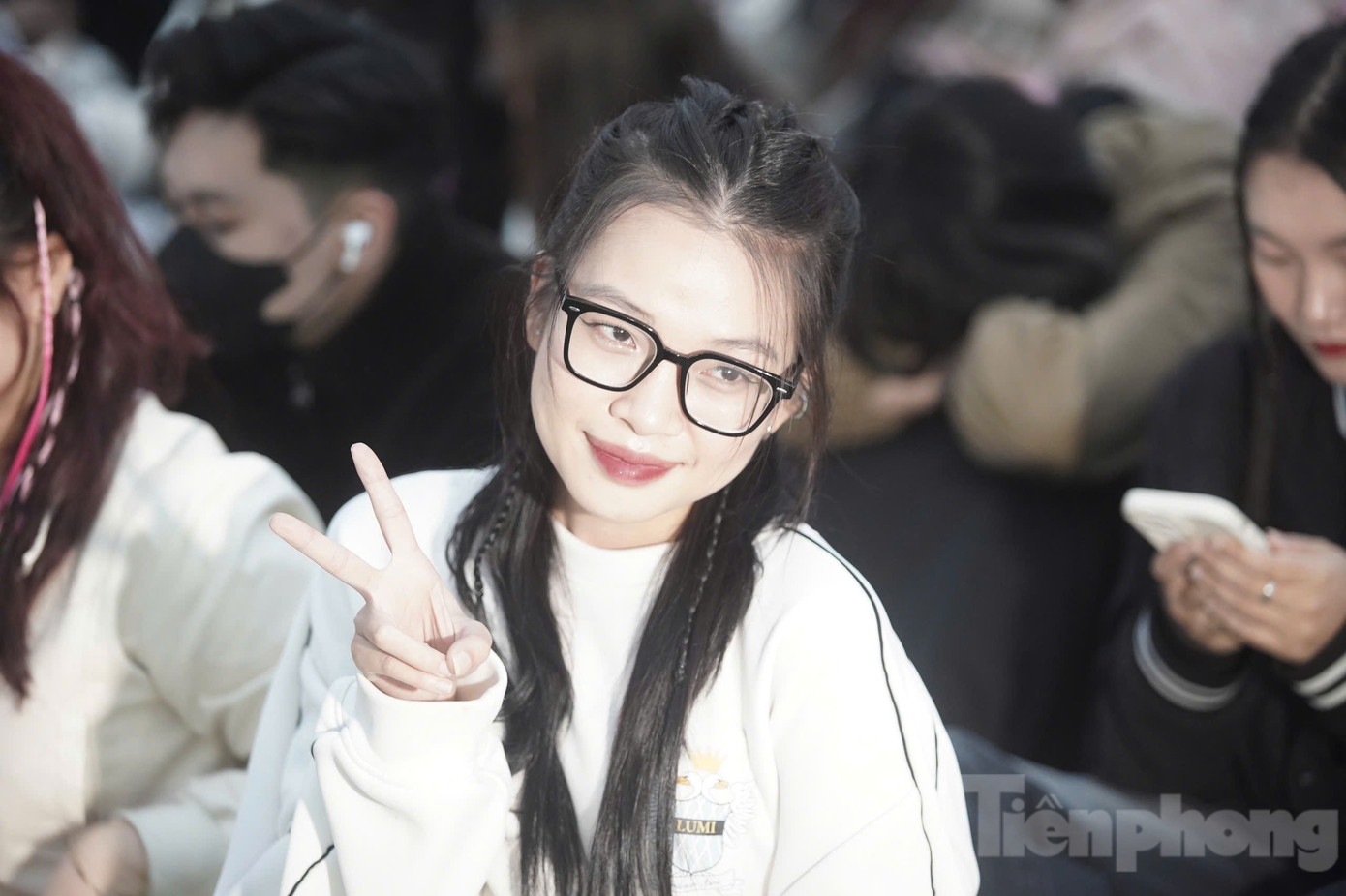 Bạn Thu Huyền (2002) đi từ Gia Lâm và ngủ nhờ nhà bạn ở Cầu Giấy, sau đó rạng sáng đến sân Mỹ Đình xếp hàng.