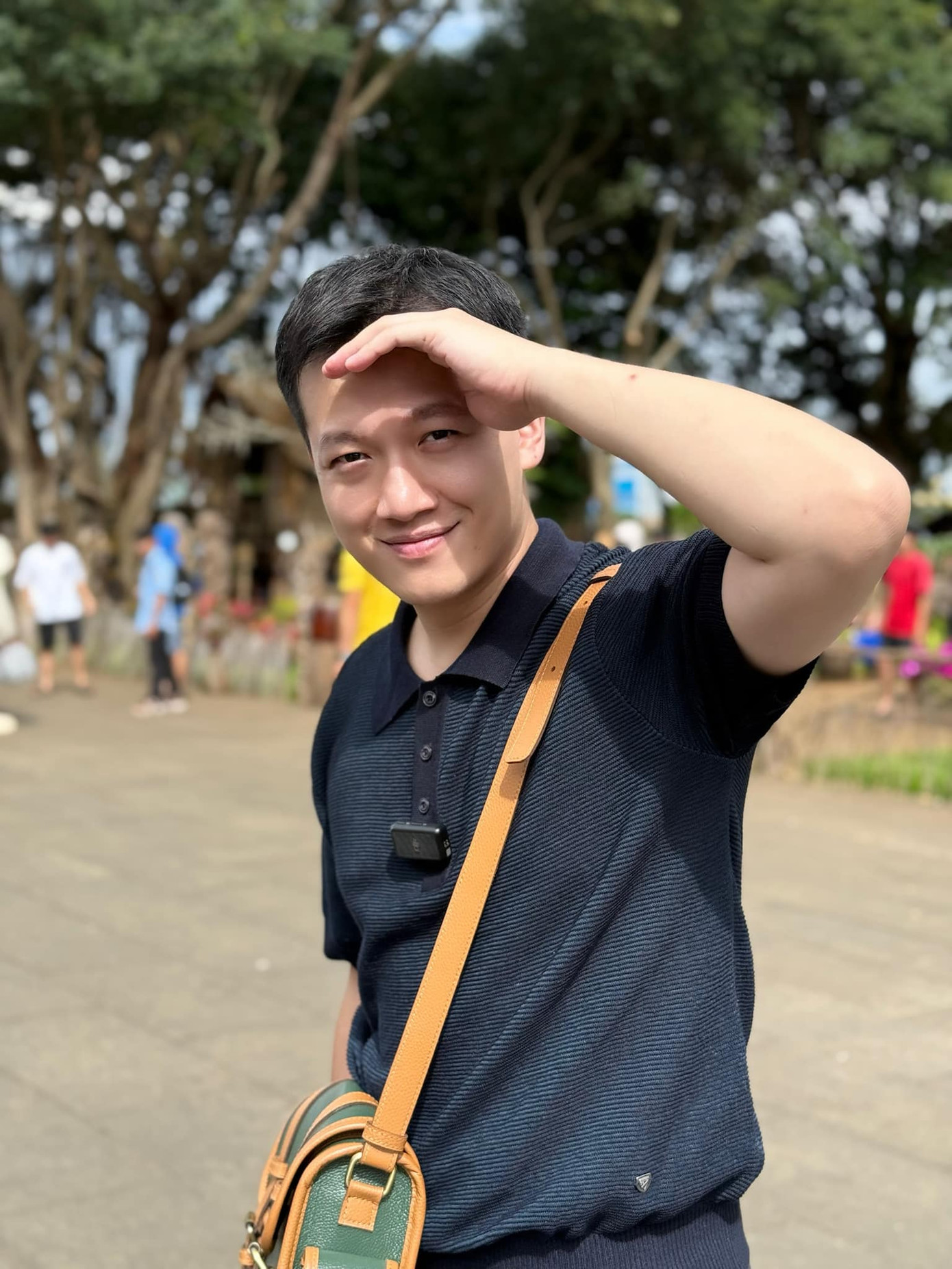 MC Trần Ngọc ở Gia Lai. Năm nay, anh đưa vợ con đi công tác cùng. MC Trần Ngọc ở Gia Lai. Năm nay, anh đưa vợ con đi công tác cùng.