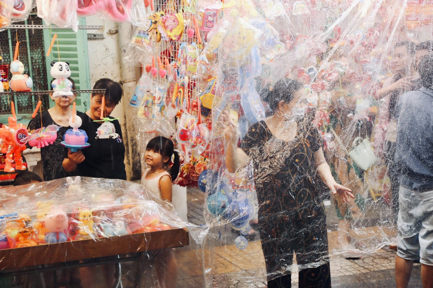 Mặc kệ trời mưa, không khí tại Phố lồng đèn vẫn rất vui vẻ, nhiều bạn còn mặc áo mưa để tiện việc dạo phố.