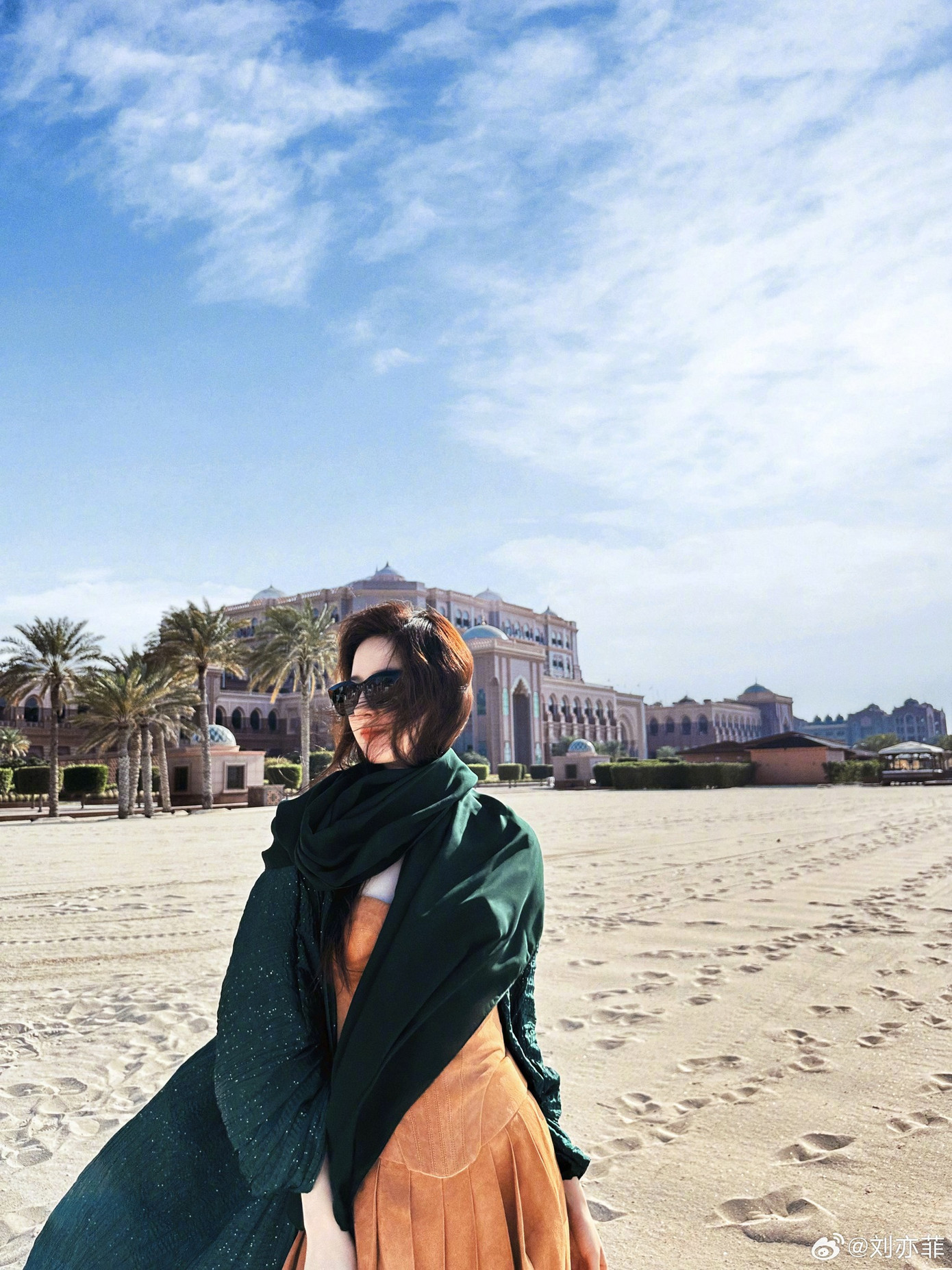 Trang web chính thức của Daily Commercials đăng tải bài báo đưa tin Lưu Diệc Phi đã trở thành người phát ngôn trải nghiệm của Abu Dhabi và mô tả cô là "Viên ngọc đa diện người Mỹ gốc Hoa".