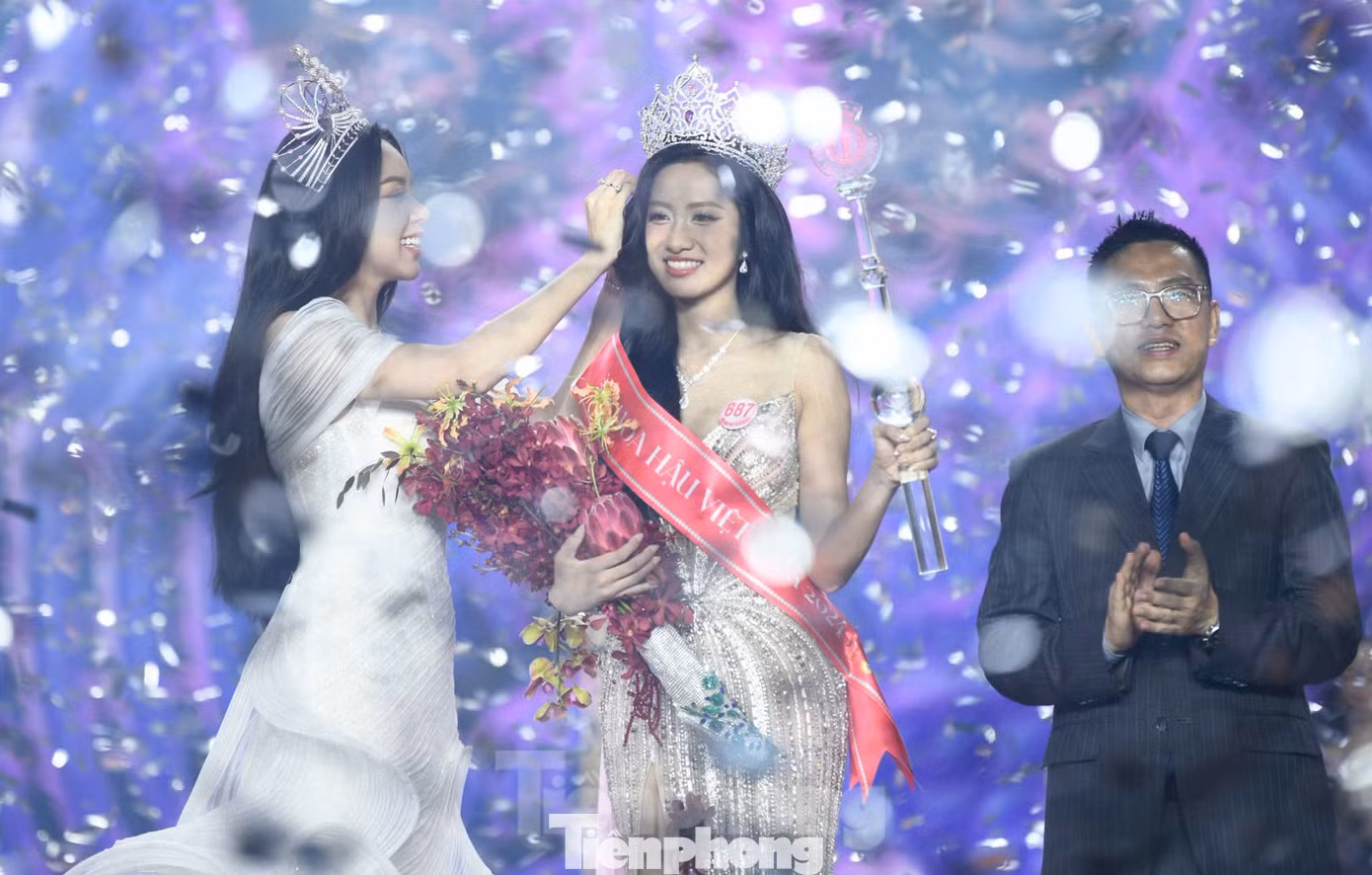 Hoa hậu Thanh Thủy chính thức kết thúc nhiệm kỳ 917 ngày đáng nhớ và đầy mãn nguyện. Người đẹp Đà Nẵng nói đã dành năm tháng thanh xuân tươi đẹp nhất để bắt đầu sứ mệnh cống hiến. Hoa hậu Thanh Thủy chính thức kết thúc nhiệm kỳ 917 ngày đáng nhớ và đầy mãn nguyện. Người đẹp Đà Nẵng nói đã dành năm tháng thanh xuân tươi đẹp nhất để bắt đầu sứ mệnh cống hiến.