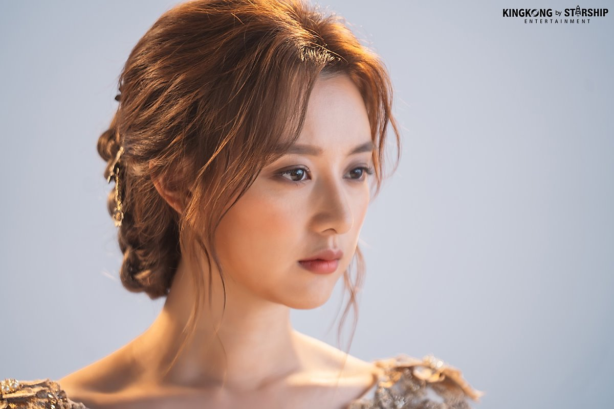 Gia tài diễn xuất của Kim Ji Won phong phú, không trộn lẫn. Sự biến hóa trong các vai diễn khiến Ji Won được khán giả và giới chuyên môn nhận định là một trong những diễn viên Hàn Quốc thế hệ 9X diễn xuất tốt. Một số bộ phim nổi bật của cô như Nhật ký tự do của tôi, Biên niên sử Arthdal, Thanh xuân vật vã, Những người thừa kế, Hậu duệ mặt trời… Gia tài diễn xuất của Kim Ji Won phong phú, không trộn lẫn. Sự biến hóa trong các vai diễn khiến Ji Won được khán giả và giới chuyên môn nhận định là một trong những diễn viên Hàn Quốc thế hệ 9X diễn xuất tốt. Một số bộ phim nổi bật của cô như Nhật ký tự do của tôi, Biên niên sử Arthdal, Thanh xuân vật vã, Những người thừa kế, Hậu duệ mặt trời…