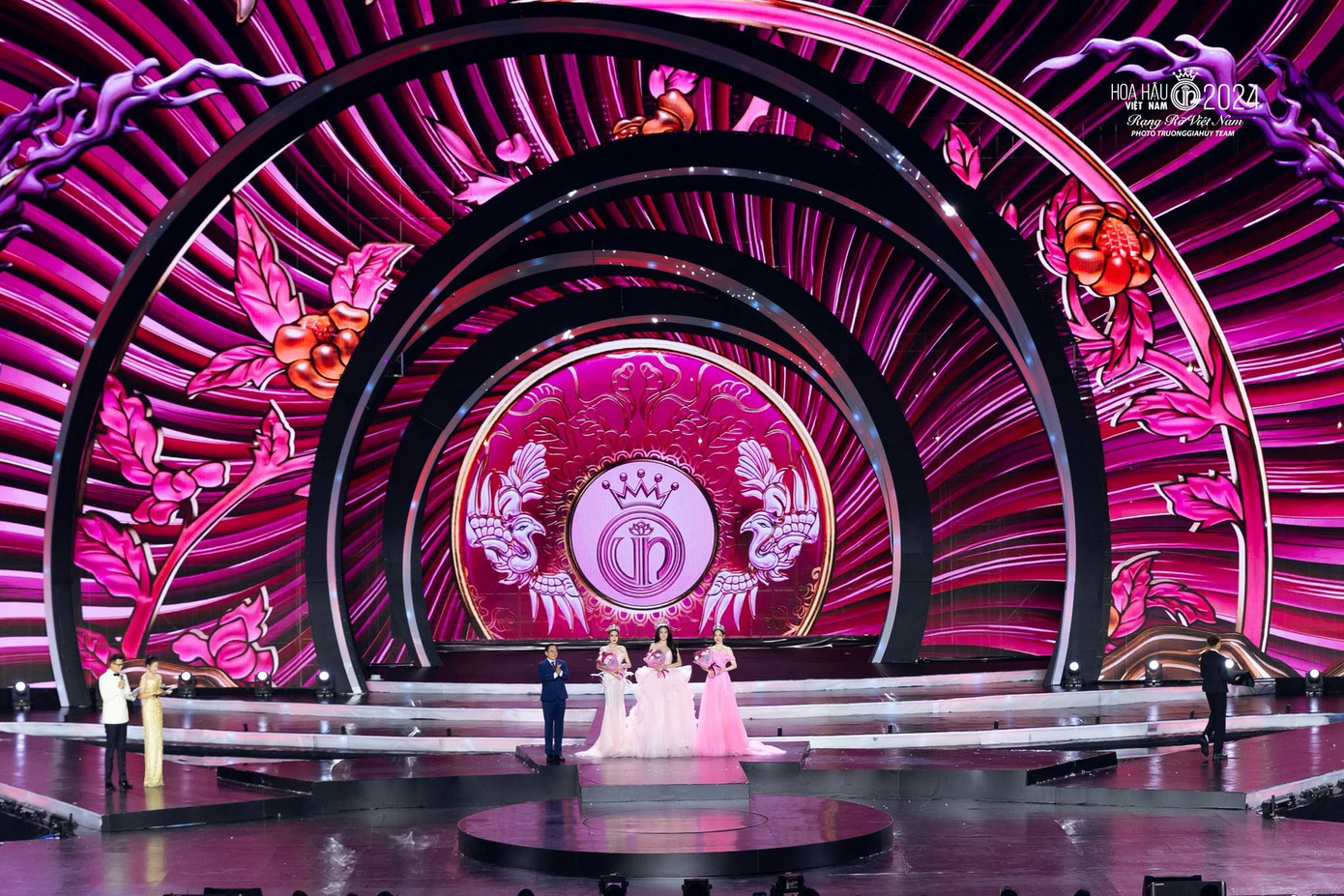 Sự hoành tráng của sân khấu chung kết Hoa hậu Việt Nam 2024 trên sông Hương. Sự hoành tráng của sân khấu chung kết Hoa hậu Việt Nam 2024 trên sông Hương.