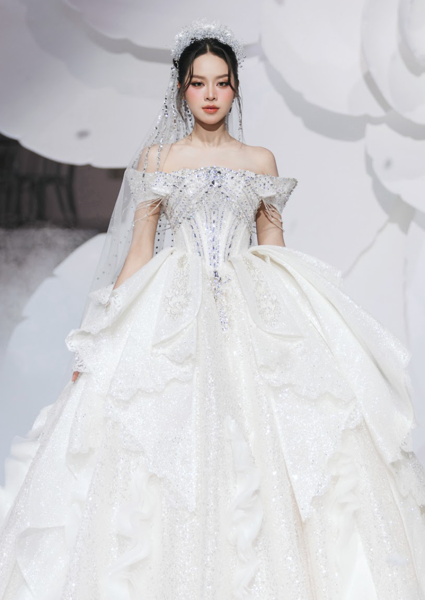 Trong khi đó, Hoa hậu Thanh Thủy gây ấn tượng bởi nét đẹp ngọt ngào, nhẹ nhàng. Sự kiện thời trang đã diễn ra với sự tham dự của đông đảo giới mộ điệu cùng nhiều ngôi sao như Vân Hugo, ca sĩ Phượng Vũ, Nguyễn Hoàng Sơn, Lê Khánh Linh, Hoàng Kim Chi...