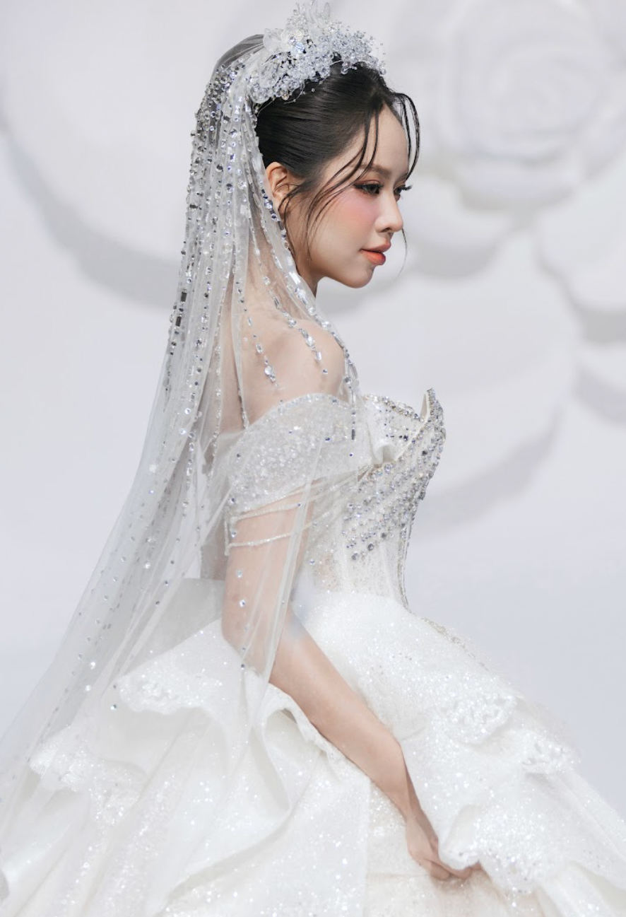 Trong khi đó, Hoa hậu Thanh Thủy gây ấn tượng bởi nét đẹp ngọt ngào, nhẹ nhàng. Sự kiện thời trang đã diễn ra với sự tham dự của đông đảo giới mộ điệu cùng nhiều ngôi sao như Vân Hugo, ca sĩ Phượng Vũ, Nguyễn Hoàng Sơn, Lê Khánh Linh, Hoàng Kim Chi...