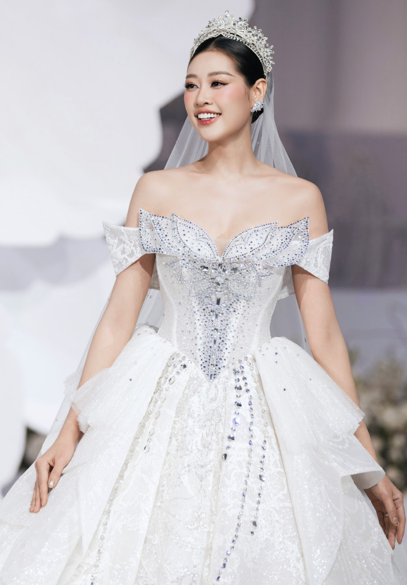 Hoa hậu Khánh Vân thu hút sự chú ý với thần thái tươi tắn, rạng rỡ.