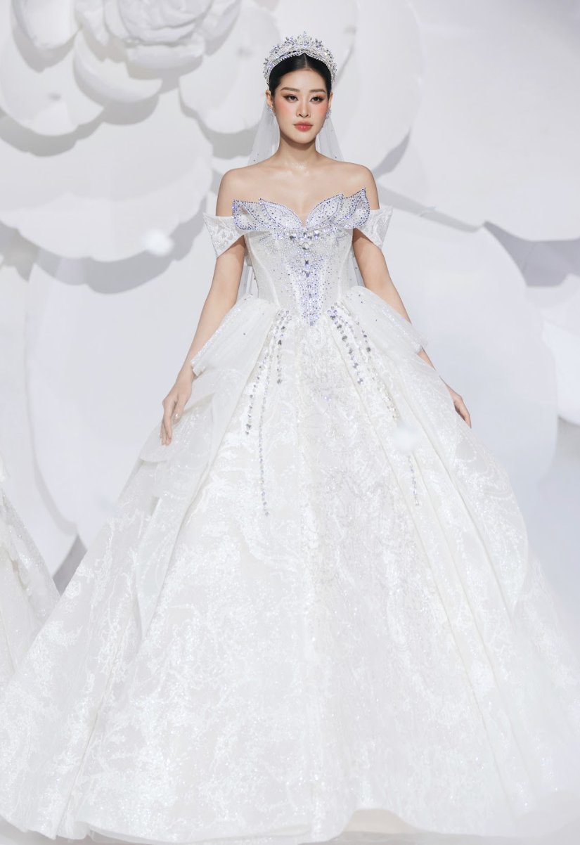 Hoa hậu Khánh Vân thu hút sự chú ý với thần thái tươi tắn, rạng rỡ.