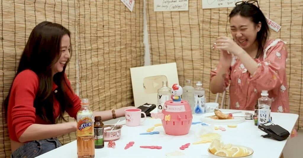 Một cảnh show Not Much Prepared của Lee Young Ji, có sự góp mặt của Jisoo (bên trái) với tư cách là khách mời. Một cảnh show Not Much Prepared của Lee Young Ji, có sự góp mặt của Jisoo (bên trái) với tư cách là khách mời.