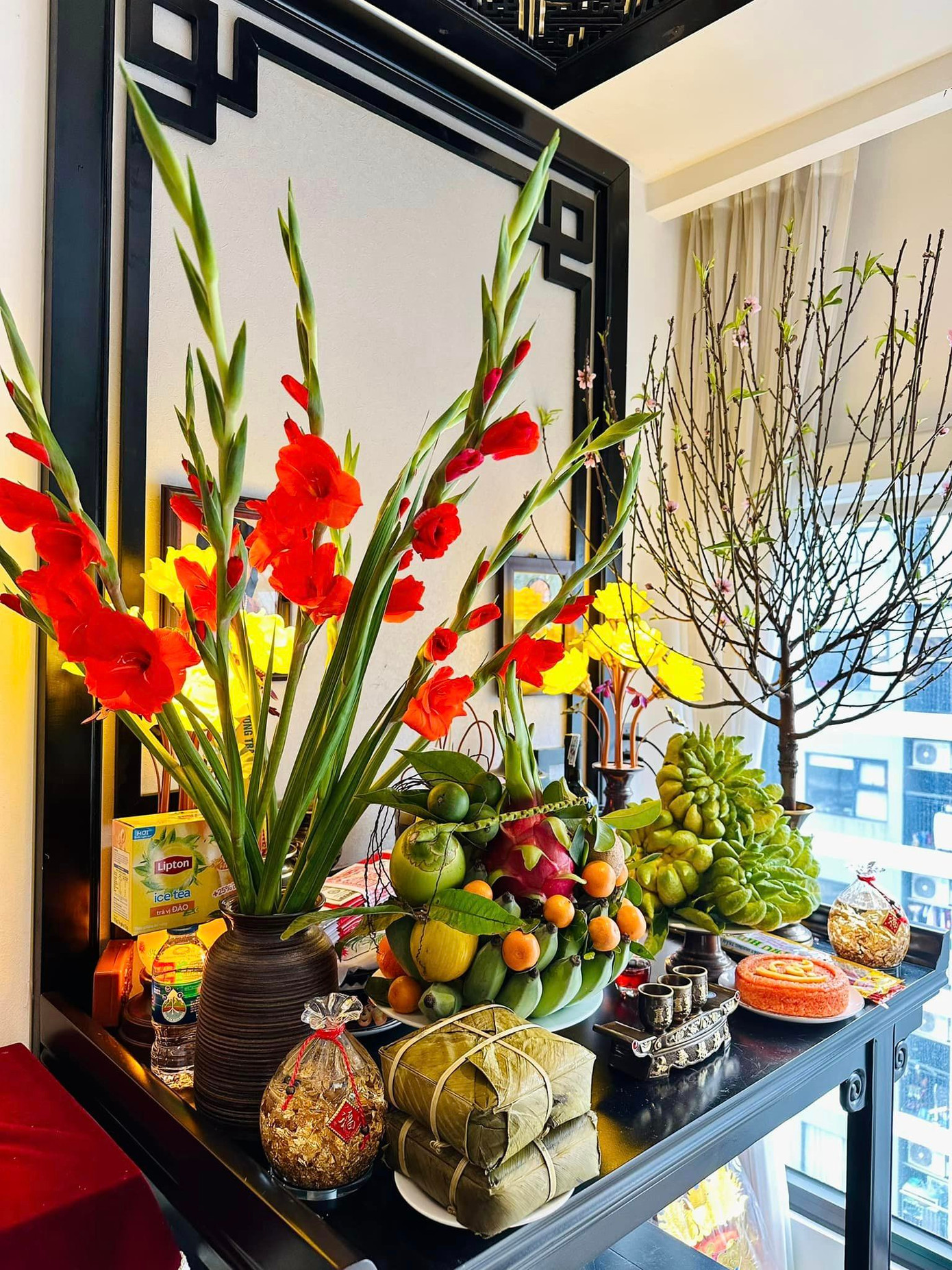 MC, diễn viên Minh Hương "Vàng Anh" đăng ảnh dậy sớm đi làm ngày 30 Tết. “Dậy sớm đi làm và cảm nhận cái tiết trời dịu nhẹ, êm đềm quyện lẫn hương mùi già ngào ngạt cổ xưa thật vừa với tâm trạng con người quá đỗi…” – cô chia sẻ. Gia đình nữ diễn viên đã bày biện mâm ngũ quả và chuẩn bị cơm tất niên.