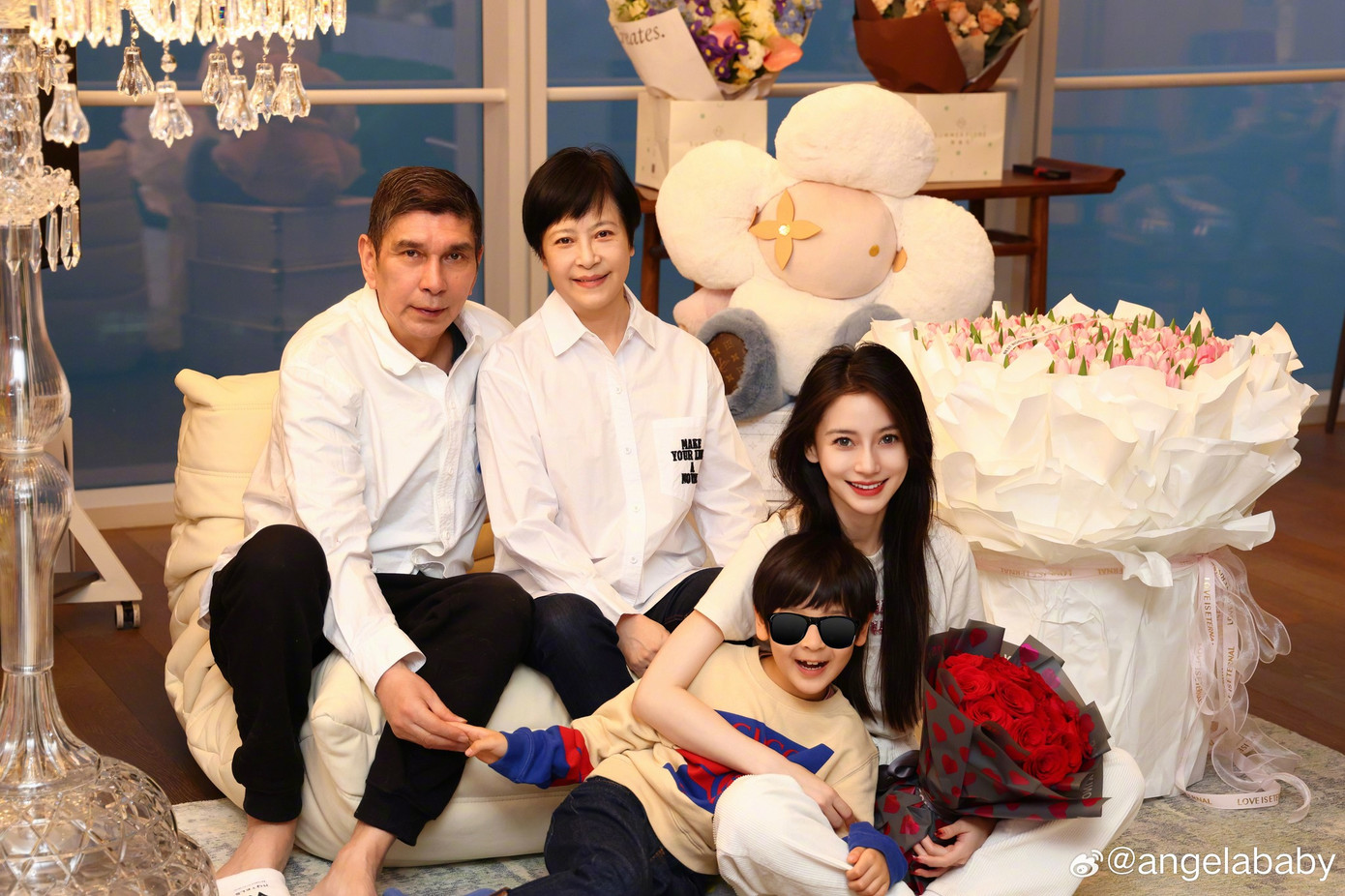 Angelababy đón sinh nhật tuổi 35 bên bố mẹ và con trai Tiểu Hải Miên. Ảnh: Weibo. Angelababy đón sinh nhật tuổi 35 bên bố mẹ và con trai Tiểu Hải Miên. Ảnh: Weibo.