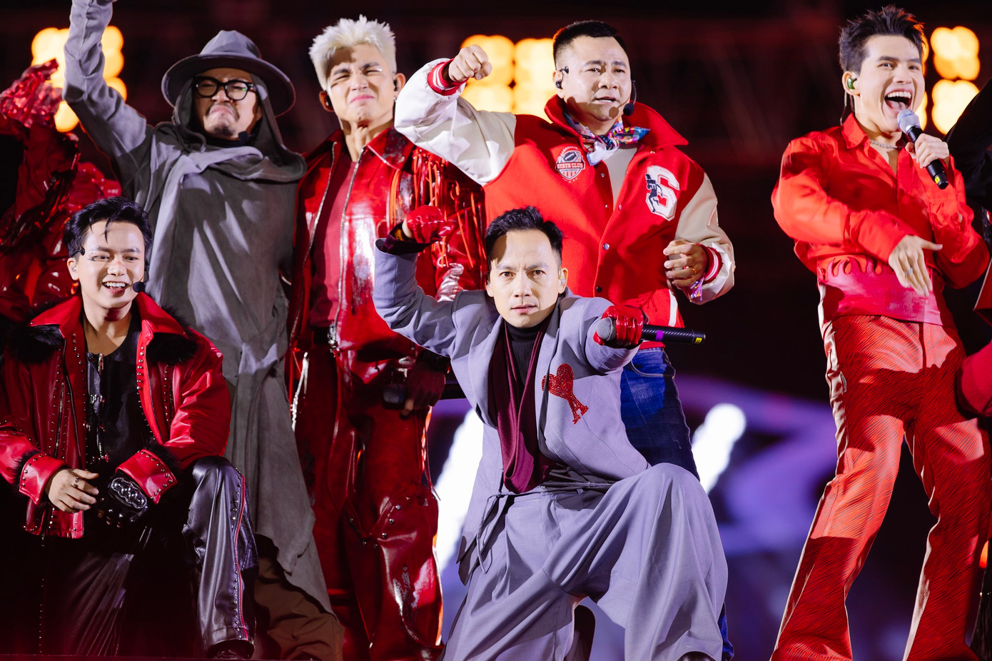 Trong phần giao lưu, NSND Tự Long nói lời cảm ơn 10.000 người đến với concert tại Hưng Yên nhưng lập tức được các anh tài khác “sửa” lại. Đính chính lại, NSND Tự Long chia sẻ: “Đối với chúng tôi những con số chỉ để đếm thôi. Với ATVNCG, một người, 10 người, 100 người yêu chúng tôi như thế này, chúng tôi hát đến bao giờ cũng được. Chỉ cần một người yêu chúng tôi vẫn hát”.