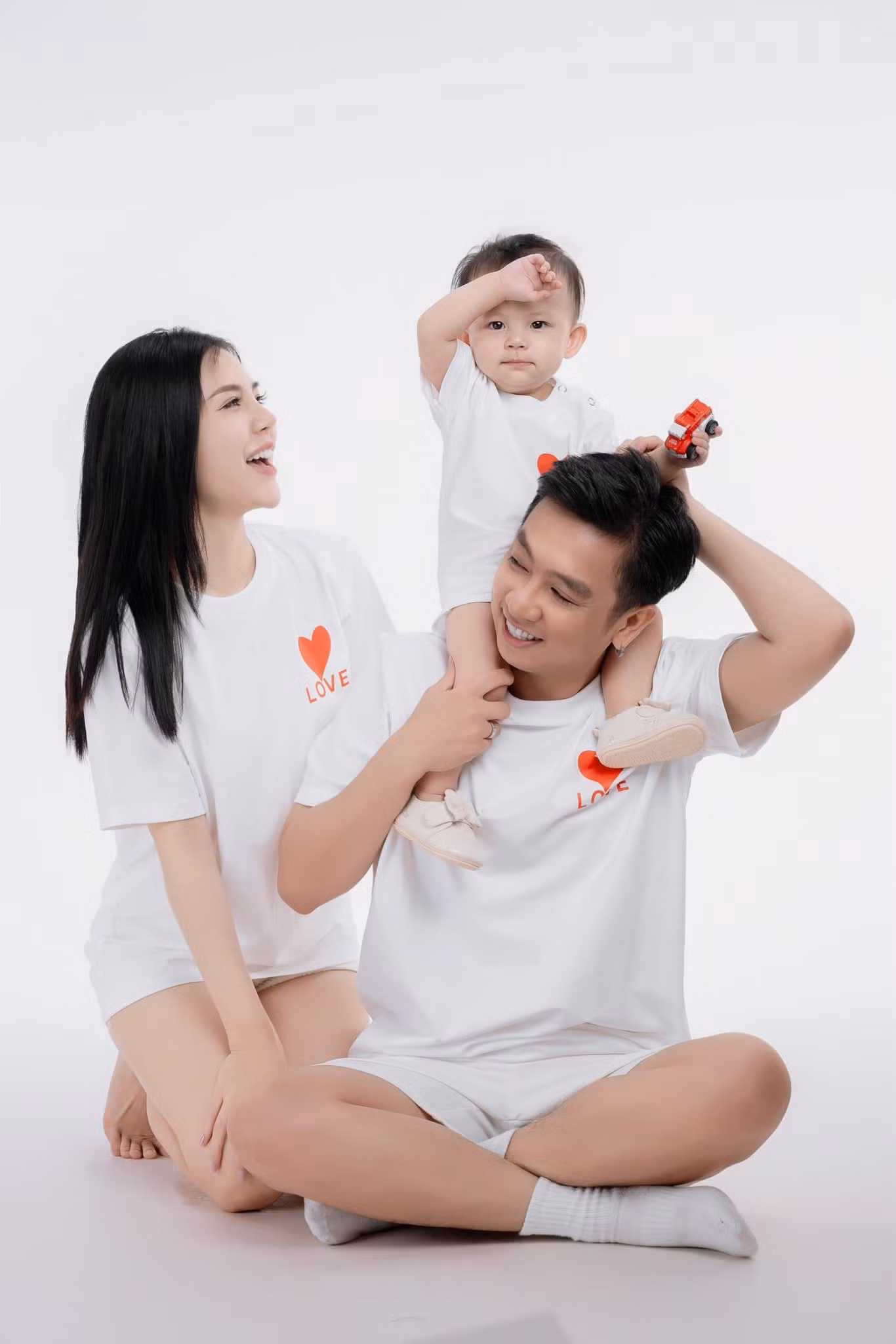 Gia đình nhỏ của Lý Tuấn Kiệt (phải), Hồ Gia Hùng bên bạn gái.