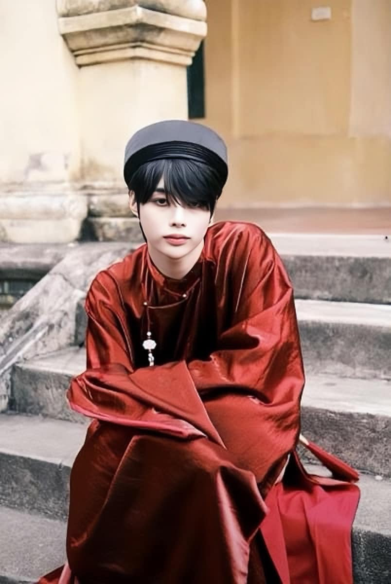 Hanbin diện áo tấc trong vlog quay tại Việt Nam. Hanbin diện áo tấc trong vlog quay tại Việt Nam.