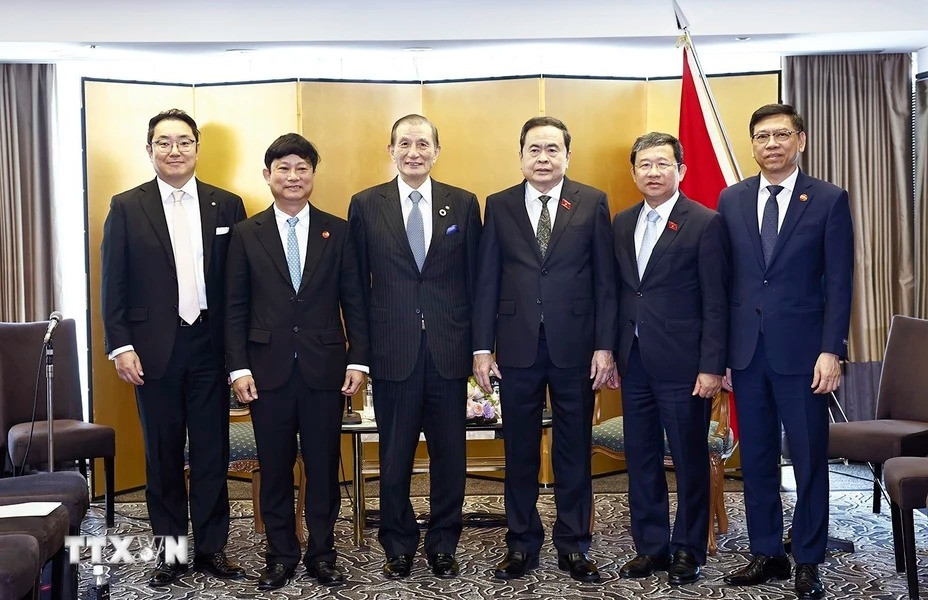 Chủ tịch Quốc hội Trần Thanh Mẫn với đại biểu. (Ảnh: Doãn Tấn/TTXVN)