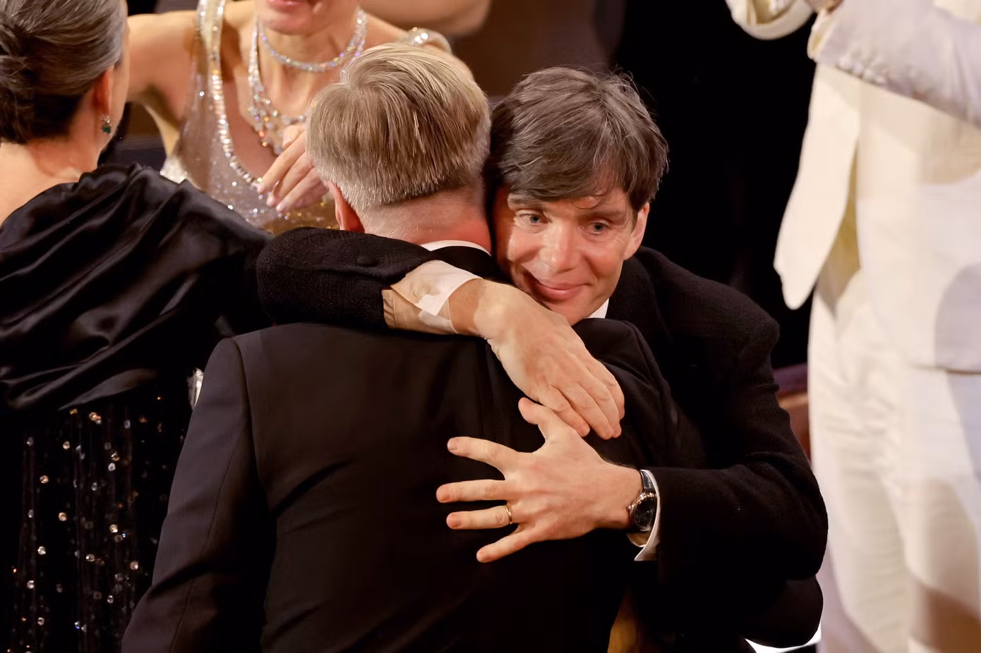 Christopher Nolan và Cillian Murphy ôm nhau sau khi đoạt giải Phim hay nhất. Ảnh: Getty.