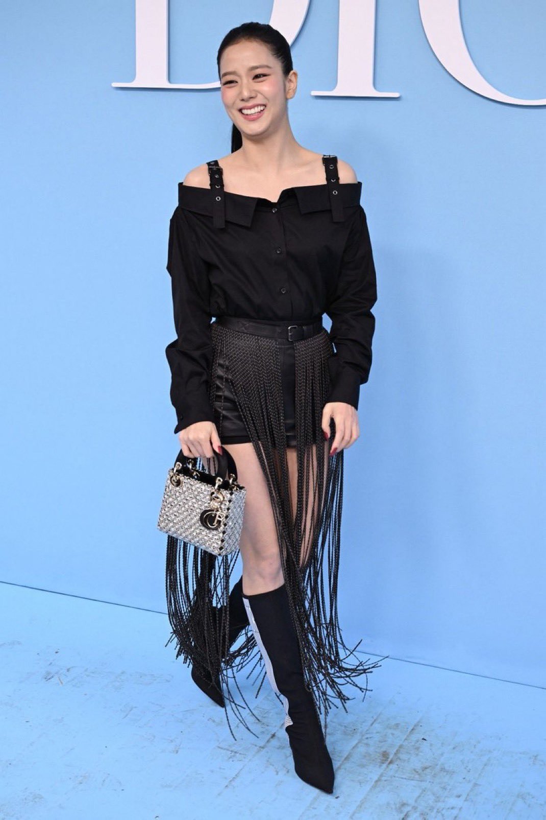 Trang phục Jisoo diện là thiết kế mới nhất trên sàn runway của nhãn hàng. Bộ đồ khác biệt so với bất kỳ bộ trang phục mà nữ thần tượng từng mặc trước đó, với nhiều kết cấu và phụ kiện khác nhau để tạo điểm nhấn.