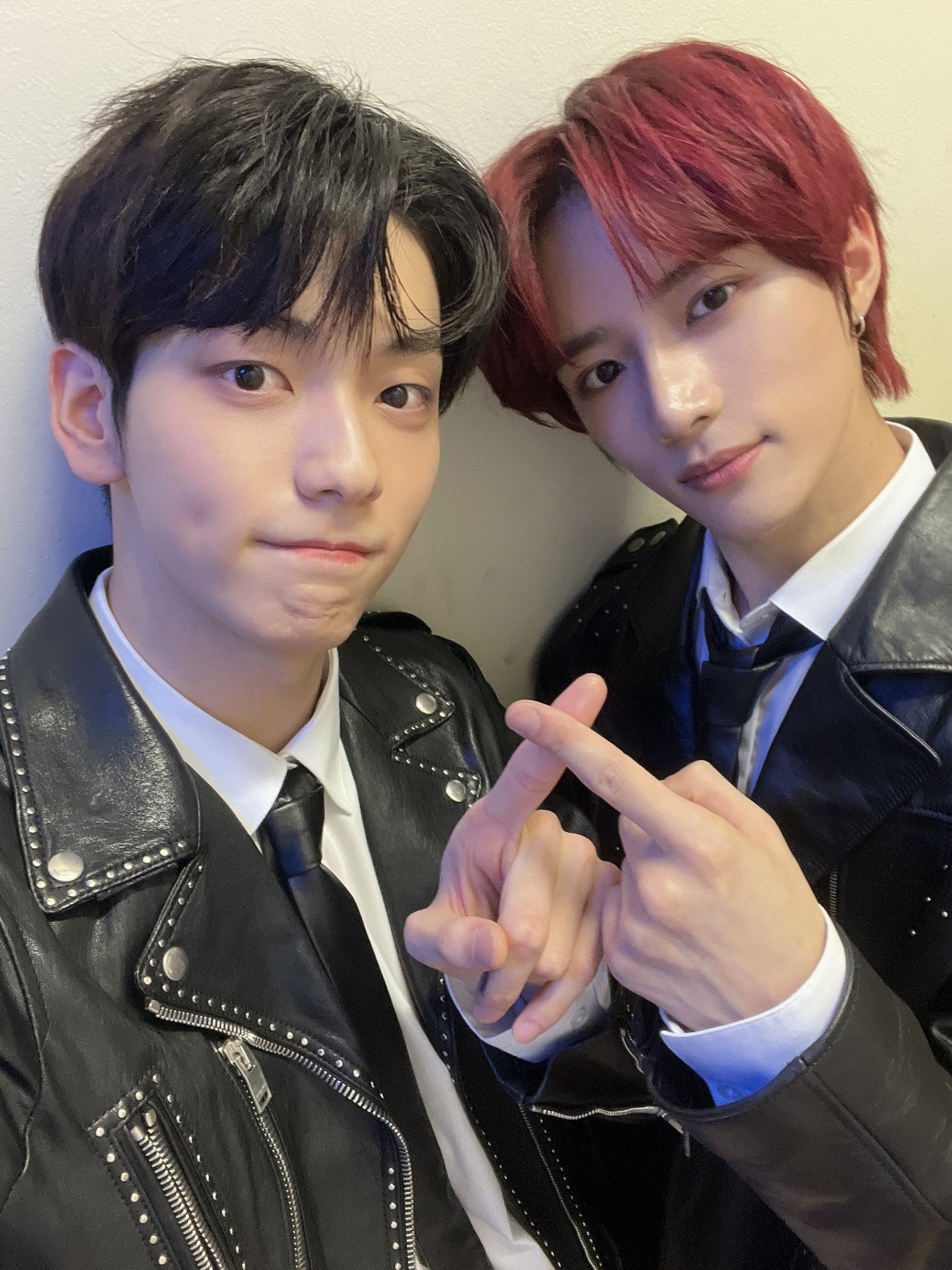 Soobin (trái) sinh năm 2000, cao 1,85 m, đảm nhận vị trí trưởng nhóm, rap, hát phụ nhóm TXT. Beomgyu kém Soobin 1 tuổi, là thành viên giữ vị trí hát, nhảy phụ trong nhóm. Cả hai đều được khán giả đánh giá cao về ngoại hình. TXT ra mắt năm 2019, là “gà” của Big Hit Music, trực thuộc HYBE – tập đoàn quản lý BTS.