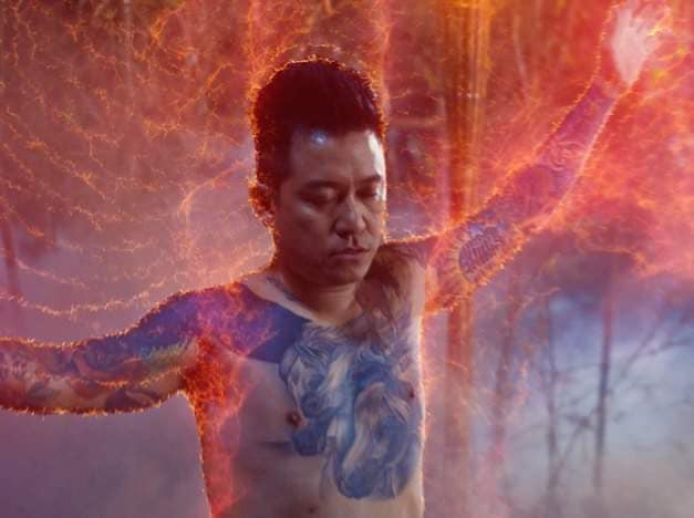 Hình ảnh trong MV bị khán giả chê sến, lỗi thời.