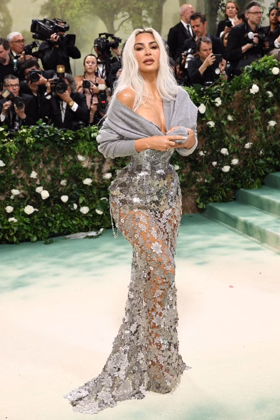 Diện mạo của Kim Kardashian trong bộ trang phục váy ánh kim của Maison Margiela.