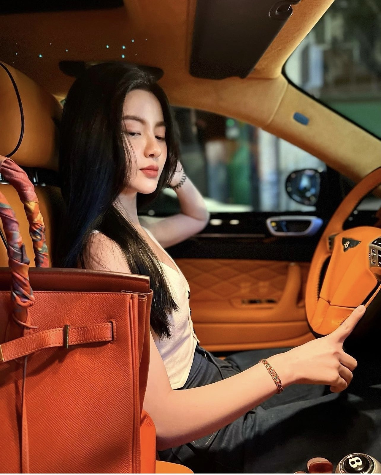 Ở tuổi 23, Chu Thanh Huyền khiến nhiều người trầm trồ khi khoe cuộc sống dư dả. Cô thường xuyên xuất hiện bên đồ hiệu, siêu xe, check-in tại các địa điểm sang chảnh.