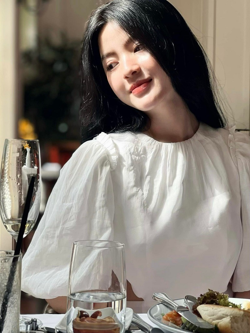 Nguyễn Quang Hải vừa hoàn thành lễ dạm ngõ với bạn gái Chu Thanh Huyền hôm 20/12. Đám cưới cả hai dự định tổ chức vào đầu năm 2024. Thông tin về nửa kia của tiền vệ thuộc biên chế CLB bóng đá Công an Hà Nội nhận được sự quan tâm của dư luận.