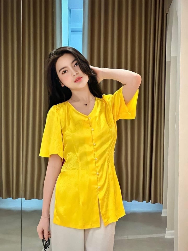 Nàng WAGs 23 tuổi &quot;biến hóa&quot; với đa dạng phong cách.