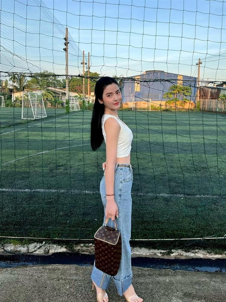 Vợ sắp cưới của Quang Hải duy trì việc luyện tập yoga, gym… để có vóc dáng cân đối. Cô không ngại đăng tải những bức hình nóng bỏng lên mạng xã hội.