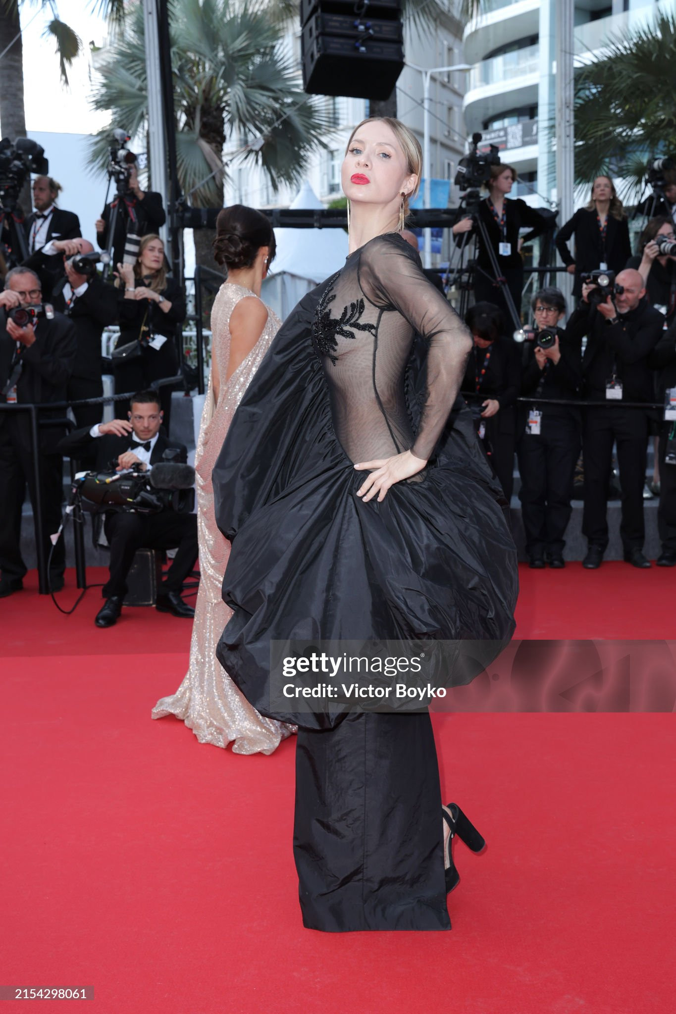 Amandine Noworyta xuất hiện với bộ trang phục hở bạo phần trên. Phần cầu vai vát chéo một bên, kéo dài xuống váy tạo thành thiết kế lạ mắt. Amandine Noworyta xuất hiện với bộ trang phục hở bạo phần trên. Phần cầu vai vát chéo một bên, kéo dài xuống váy tạo thành thiết kế lạ mắt.