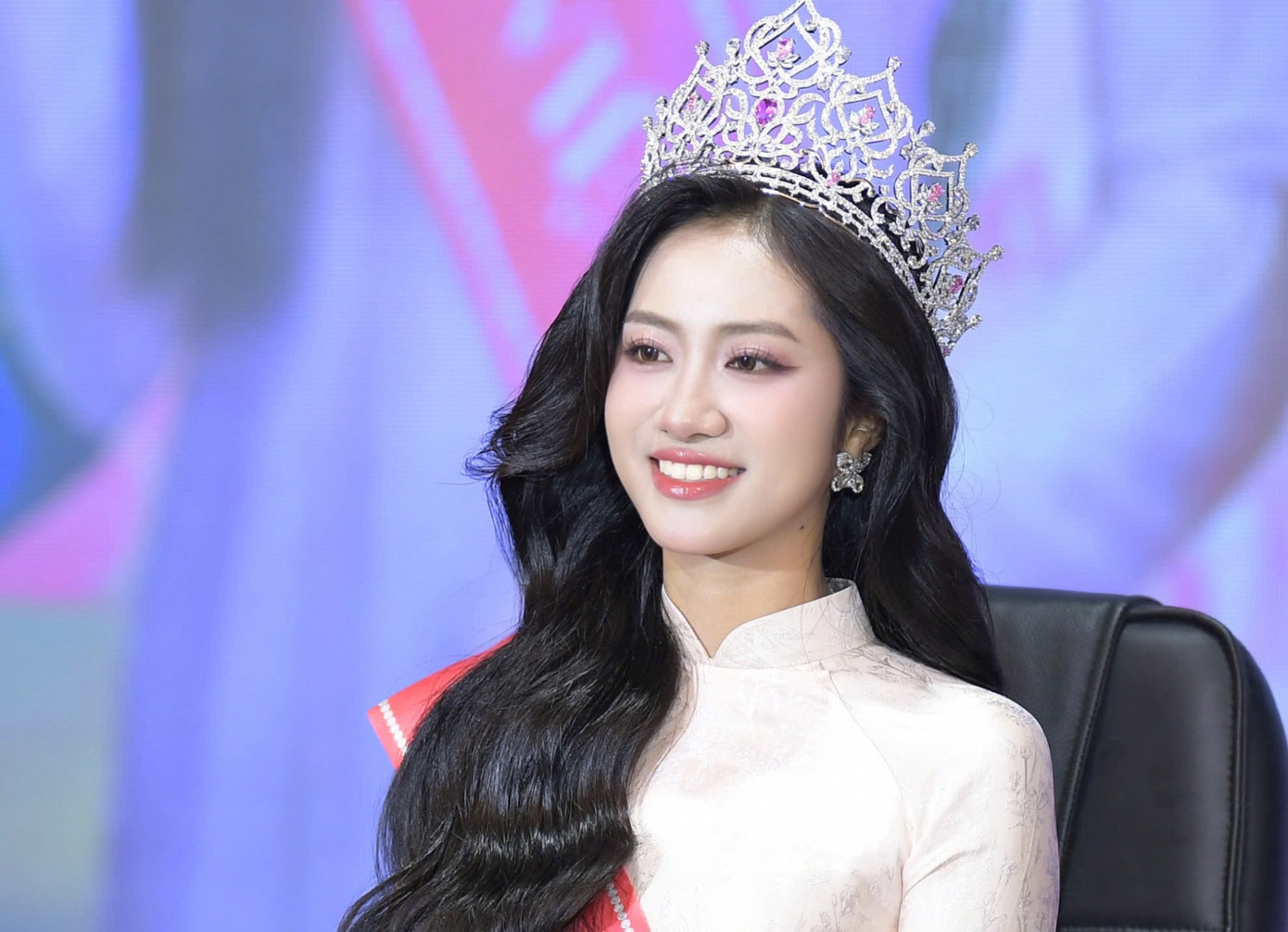 Nhắc đến hành trình thi Hoa hậu Việt Nam 2024, Trúc Linh thừa nhận từng tự ti vì thiếu kỹ năng. Nhờ sự động viên từ bạn bè, cô quyết định thử sức. “Tôi sợ nhất vòng nộp hồ sơ, nhưng khi viết đơn, tôi nhận ra đó là hành trình nỗ lực. Dù không nghĩ sẽ đăng quang, tôi luôn giữ tâm thế học hỏi, trải nghiệm”. Cô cho biết gia đình chính là chỗ dựa lớn nhất. “Danh hiệu Hoa hậu không chỉ là thành công của tôi, mà là của tất cả những ai đã tin tưởng và đồng hành”. Ảnh: Dương Triều.