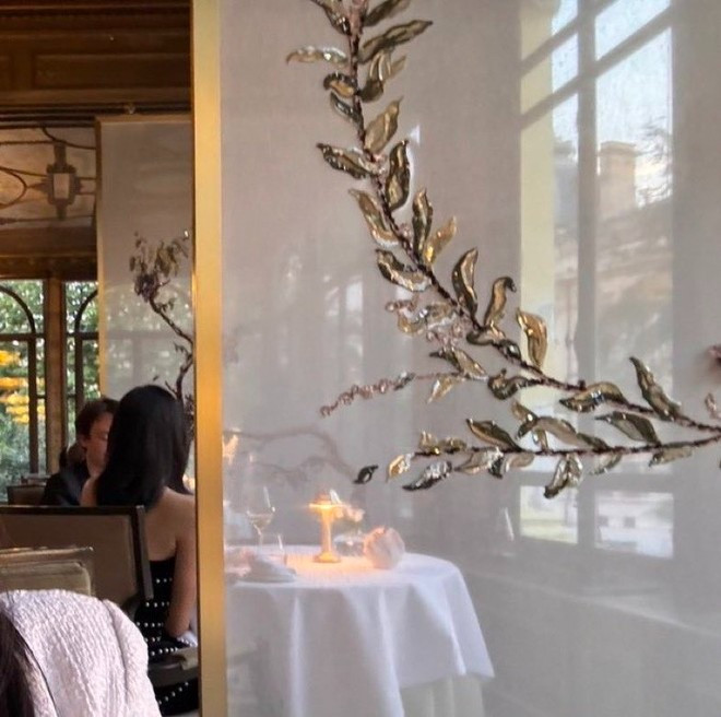 Lisa được bắt gặp dùng bữa tại nhà hàng ba sao Michelin ở Paris (Pháp) cùng bạn trai Frédéric Arnault. Lisa được bắt gặp dùng bữa tại nhà hàng ba sao Michelin ở Paris (Pháp) cùng bạn trai Frédéric Arnault.