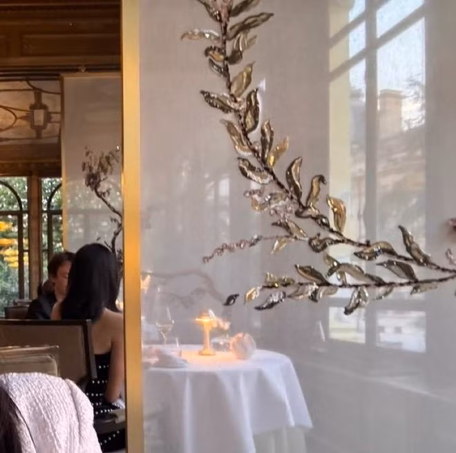 Lisa được bắt gặp dùng bữa tại nhà hàng ba sao Michelin ở Paris (Pháp) cùng bạn trai Frédéric Arnault.