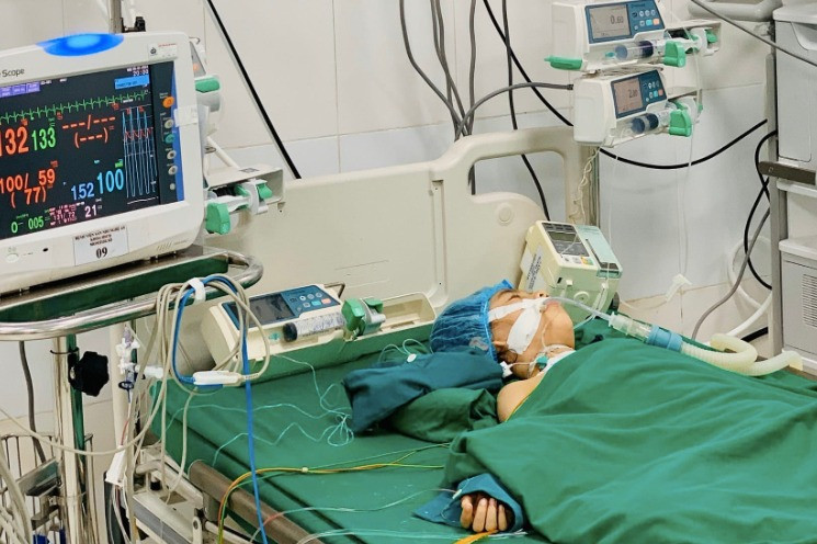 Một trong 3 trẻ tại thời điểm được cấp cứu tại bệnh viện. Ảnh: BVCC