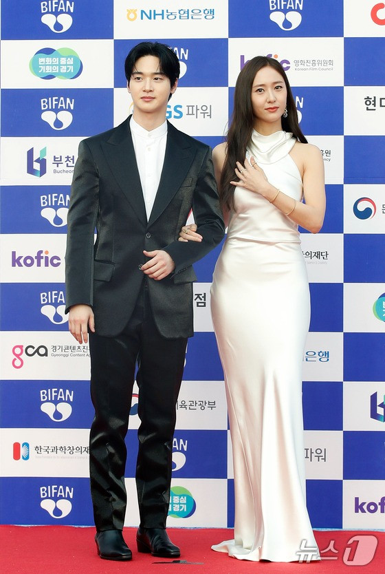 Nữ ca sĩ, diễn viên Krystal sánh đôi với bạn diễn Jang Dong Yoon, cả hai giữ vai trò MC. Thành viên nhóm f(x) gây chú ý vì vóc dáng nuột nà.