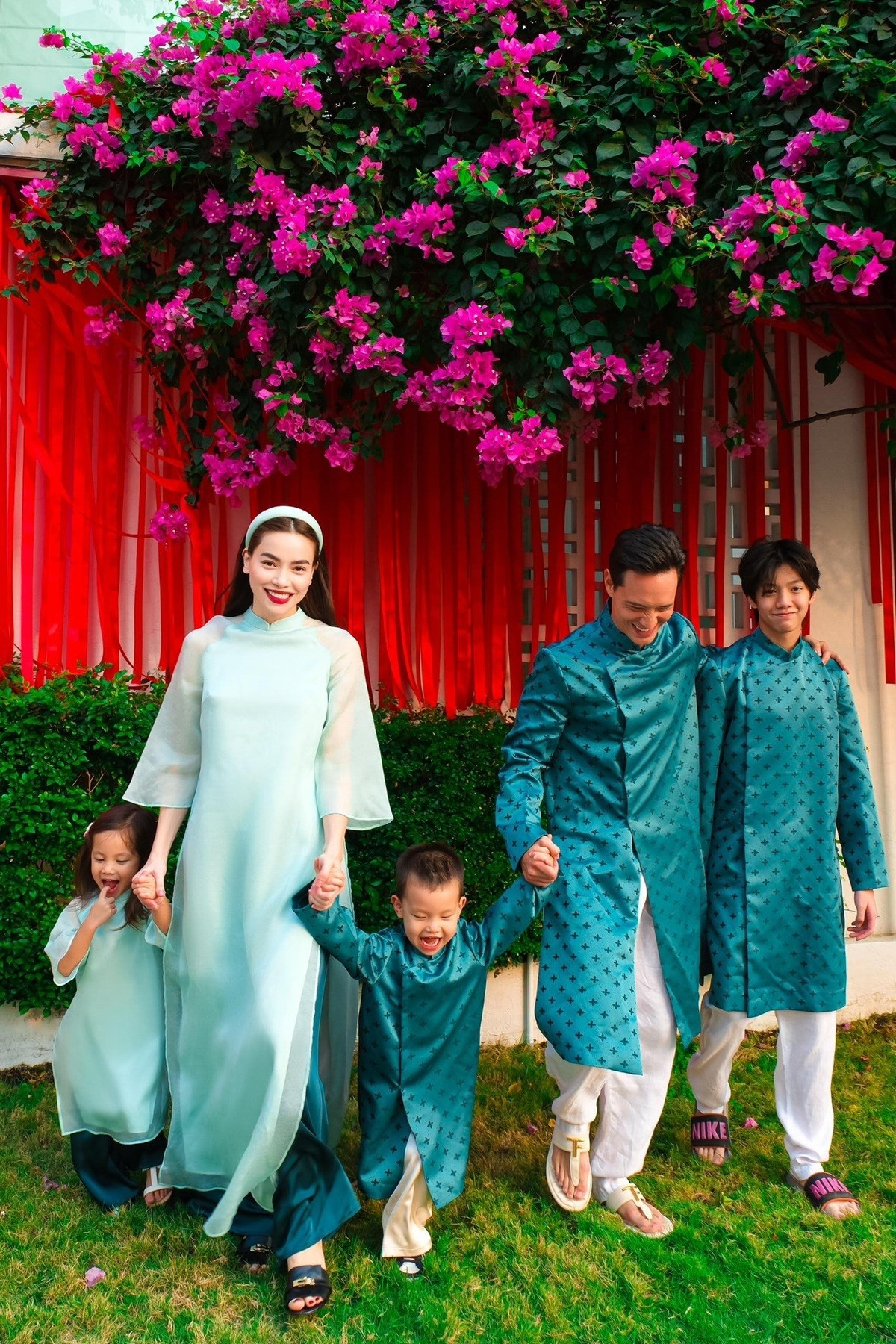 Trước đây, nữ ca sĩ cho biết con trai thích gọi bằng cái tên Henry thay vì Subeo như ở nhà. Càng lớn, cậu bé không ưa xuất hiện trước ống kính hay ai đó chụp ảnh. Cô thông cảm và hiểu cho con vì đến độ tuổi teen, các bạn đều muốn sống trong thế giới khép kín riêng mình. Bên cạnh đó, cô hạnh phúc khi con trai hiểu chuyện và gần gũi với Kim Lý. Từ lúc Subeo 7 tuổi, Kim Lý đã gặp gỡ, quan tâm và dần vun đắp tình cảm tốt đẹp với con trai riêng của vợ. Trước đây, nữ ca sĩ cho biết con trai thích gọi bằng cái tên Henry thay vì Subeo như ở nhà. Càng lớn, cậu bé không ưa xuất hiện trước ống kính hay ai đó chụp ảnh. Cô thông cảm và hiểu cho con vì đến độ tuổi teen, các bạn đều muốn sống trong thế giới khép kín riêng mình. Bên cạnh đó, cô hạnh phúc khi con trai hiểu chuyện và gần gũi với Kim Lý. Từ lúc Subeo 7 tuổi, Kim Lý đã gặp gỡ, quan tâm và dần vun đắp tình cảm tốt đẹp với con trai riêng của vợ.