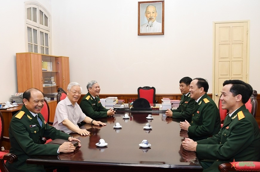 Tổng Bí thư, Chủ tịch nước, Bí thư Quân ủy Trung ương Nguyễn Phú Trọng nói chuyện thân mật với các đồng chí trong Đảng ủy, Ban biên tập báo Quân đội nhân dân trong buổi gặp mặt tại trụ sở Văn phòng Trung ương Đảng, ngày 16/10/2020. Ảnh: Phú Sơn.